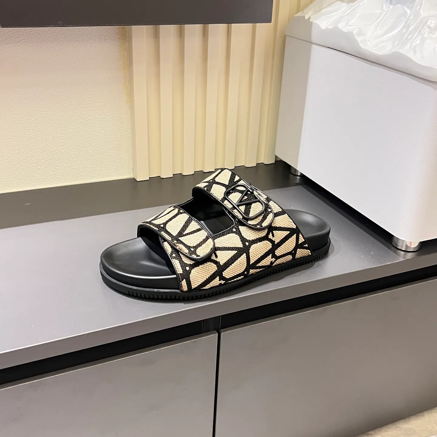 p300《VALENTINO》Warren Men🧍‍♂️Spring and Summer New Style. Cowhide logo flat slippers, elegant sandals, the same style worn by celebrities, original molding, imported calfskin. Rubber outsole. Soft and durable, full set of counter packaging, 38-44!